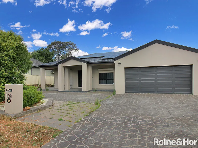 Large 5 bedroom home with additional fully self contained unit!