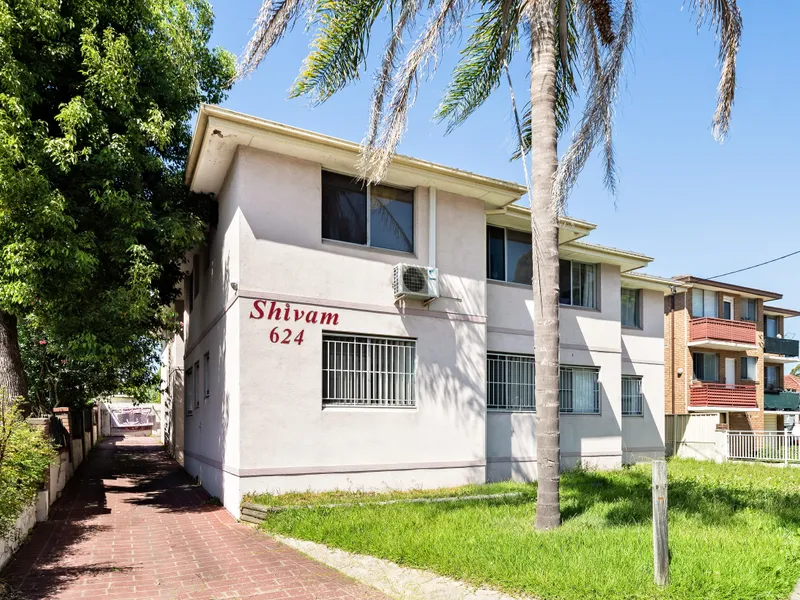 Renovated 2 Bedroom Unit - Close to Shops, Schools & Transport !!!