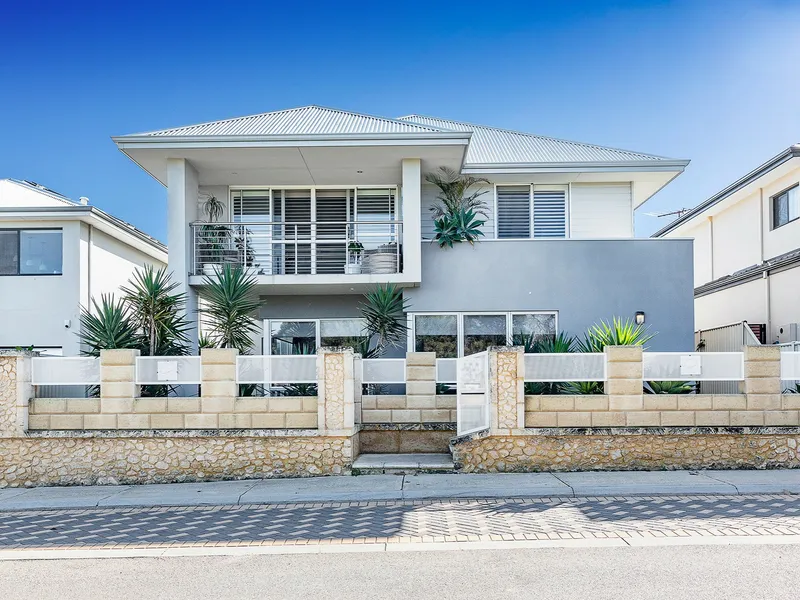 Beachside Stunner. Ocean views!