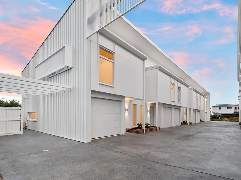 STUNNING BIRTINYA TOWNHOUSE