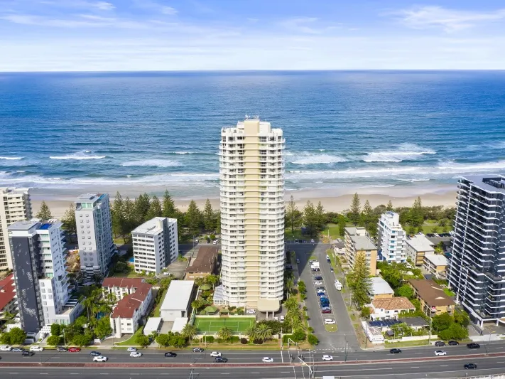 HUGE 160sqm Beachside apartment with 1 year free body corporate fees