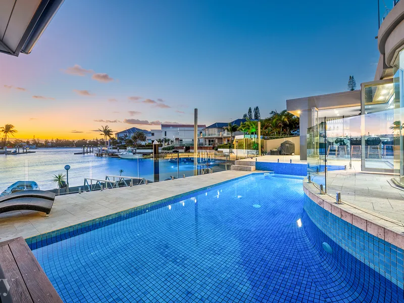 Unrivalled Luxury Entertainer with Exquisite Broadwater Views