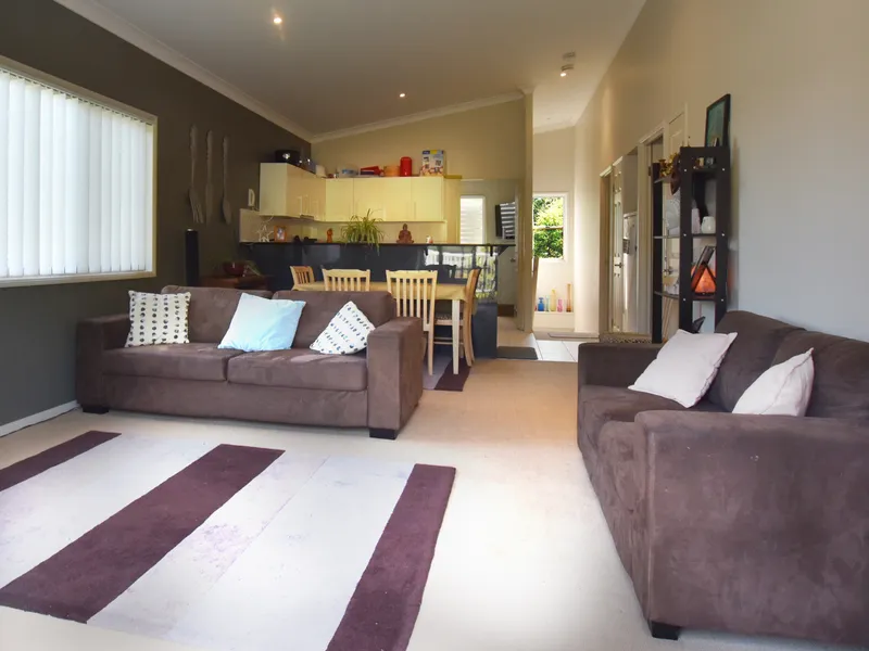 MASSIVE family home at walking distance to railway station!