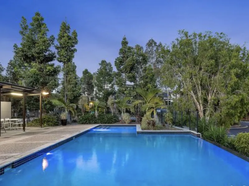 A social golf buggy lifestyle - too good to refuse - Gated Estate