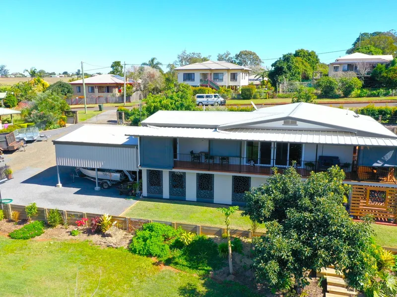 STUNNING HINTERLAND HOME ON 1/2 ACRE WITHIN WALKING DISTANCE TO THE CBD