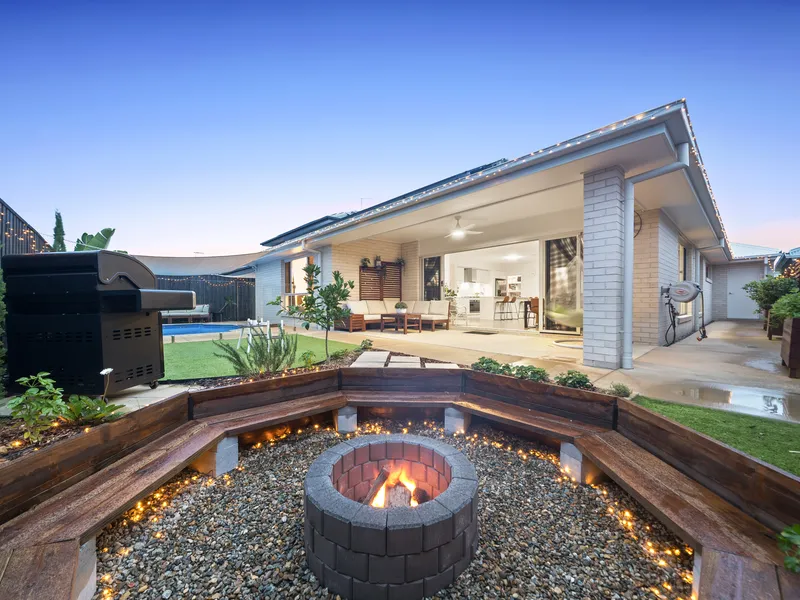 4 Bedroom Dual Living by Clarendon Homes - Move in for Christmas!