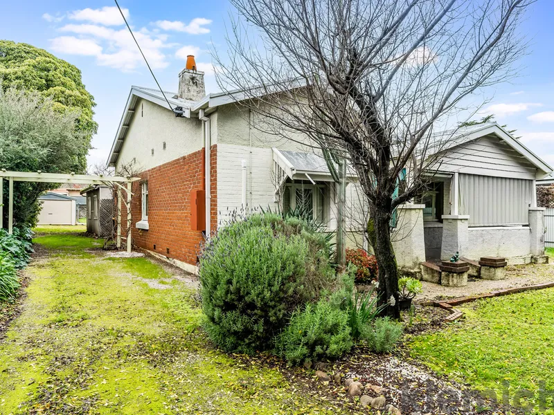 C.1926 solid brick home set on a generous 947sqm (approx.)