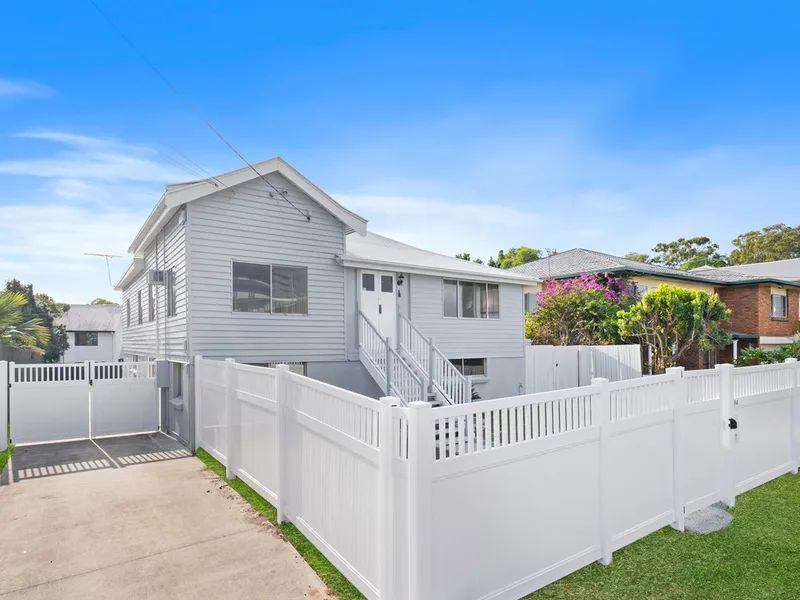 Dual Living Delight: Classic Queenslander and a Contemporary Modular Home