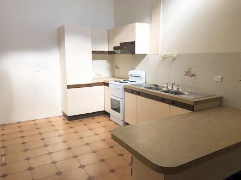 UNIT LOCATED ABOVE SHOPS IN PRIME POSITION!