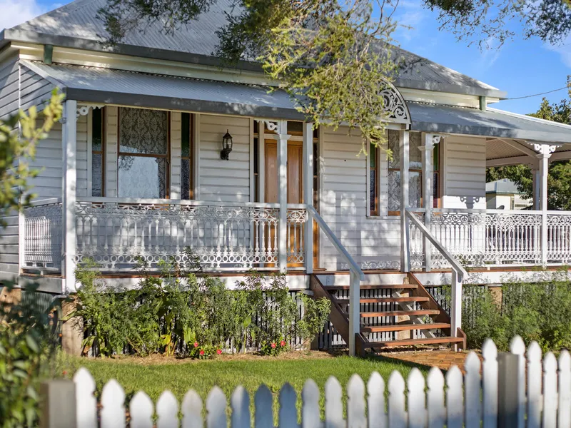 Historic Toowoomba Home In An Elevated Position – See The City Lights