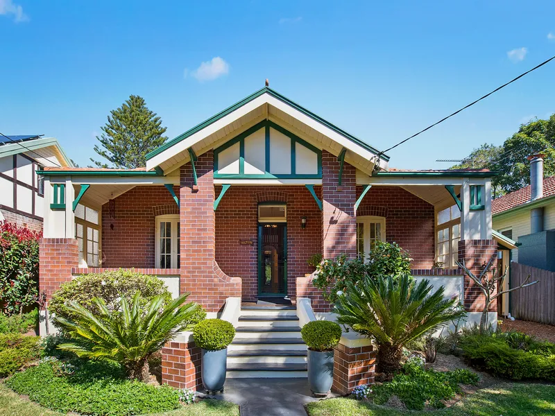 Charming Character Full-Brick. Walk to Rail.