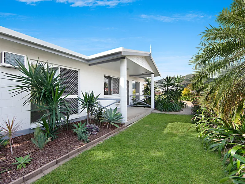 MODERN HOME - WALK TO THE BEAUTIFUL ROSS RIVER