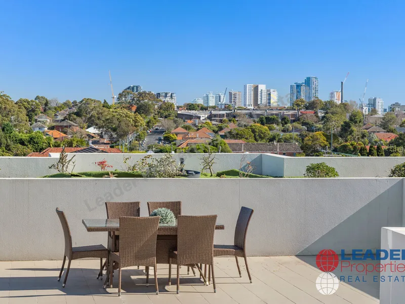 QUITE & HUGE ENTERTAINMENT COURTYARD!!