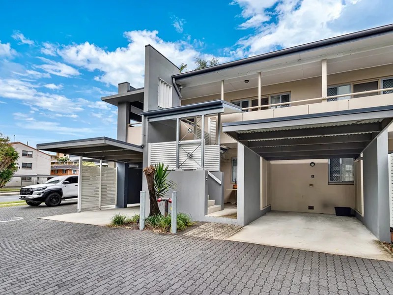 Embrace Serenity and Style in the Heart of Labrador! Your Dream Lease Awaits at 4/58 Frank Street!