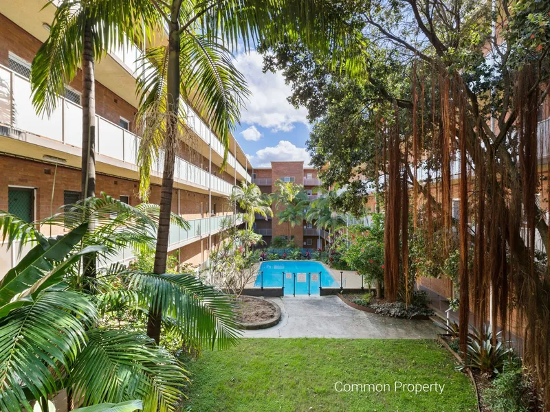 Eastern Hill studio with swimming pool and tropical gardens