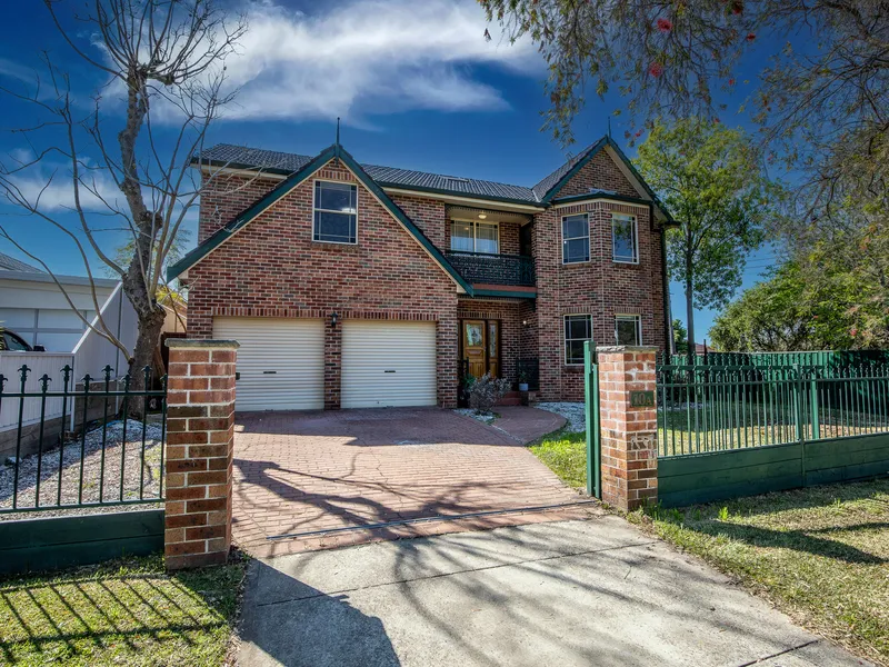 Family brick entertainer set opposite golf course & park