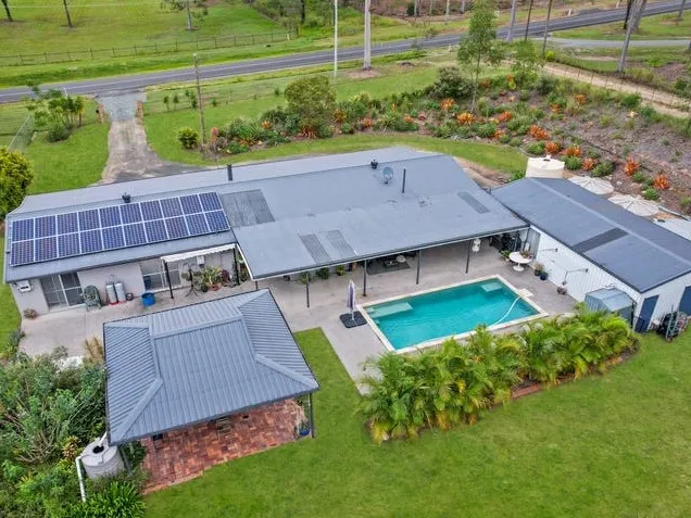 LARGE, BEAUTIFUL 5-BEDROOM HOME!!