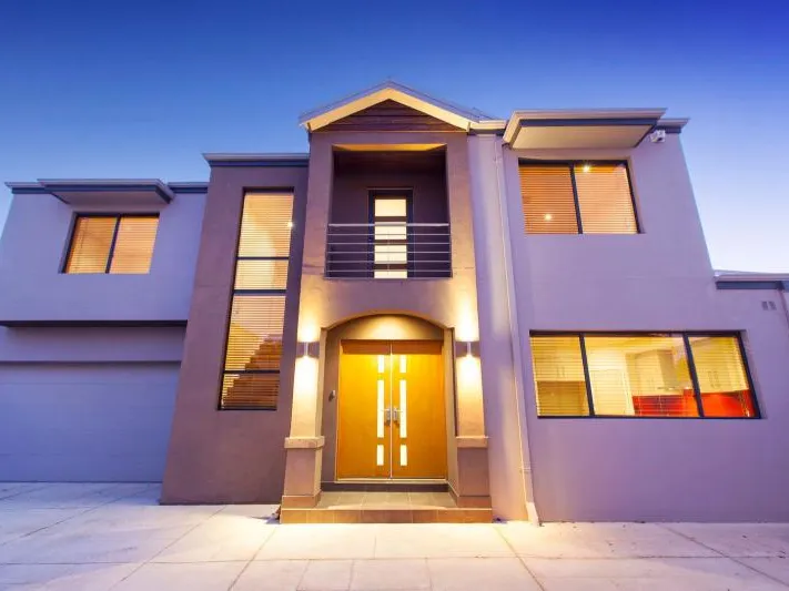 Quality executive 2 storey house 4 Bed 2 Bathrooms 3 WC with reverse cycle air conditioning +Not on flinders street