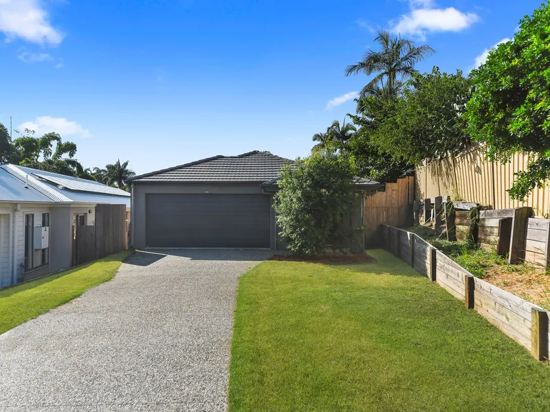 Sparkling Near New Lowset in Blue Chip Location - 752m2 Block!