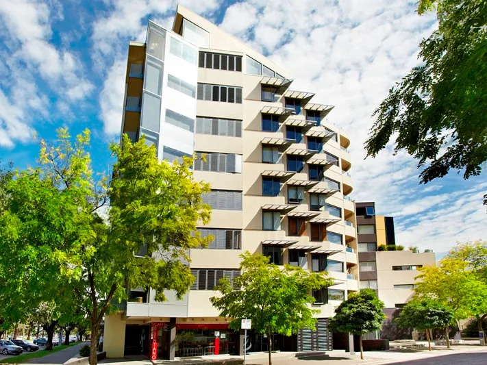 Lakeside Apartment With Two Carparks And Storage Cage
