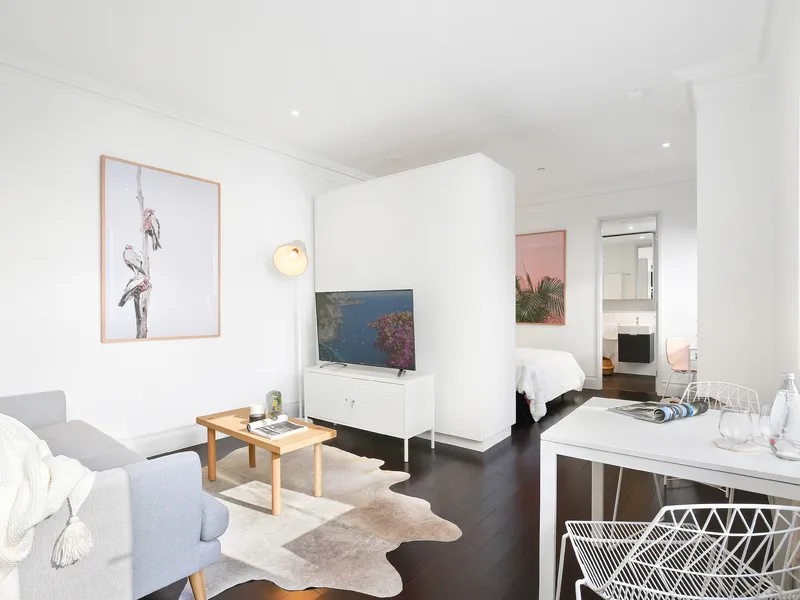 FULLY FURNISHED OVER-SIZED STUDIO IN THE HEART OF POTTS POINT, STUNNING, DESIGNER APARTMENT