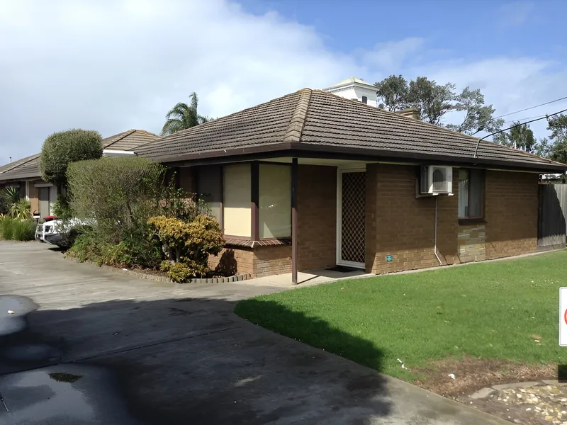LOVELY UNIT ONLY MINUTES TO CENTRAL MORDIALLOC