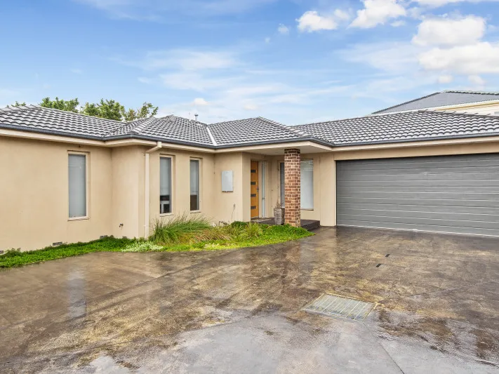 Beautiful modern unit in friendly court location!