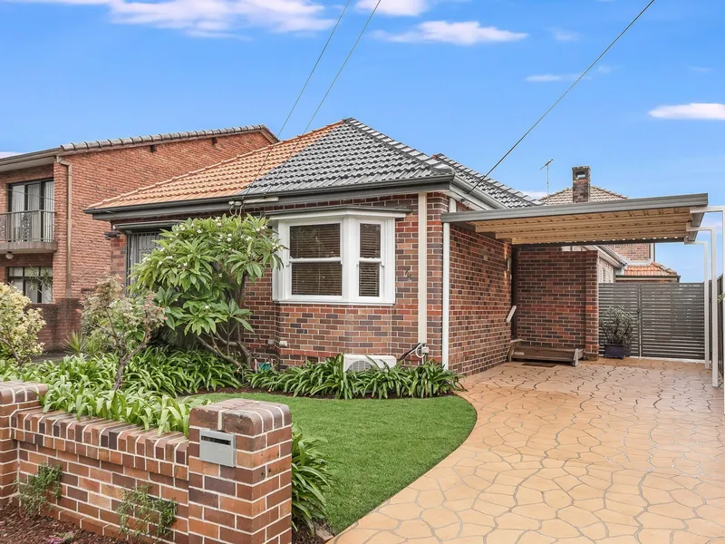 Renovated 2 Level Entertainers Paradise on a Surprisingly HUGE 462sqm Semi Block