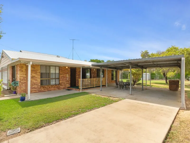 Spacious Lowset brick on 809m2 allotment.