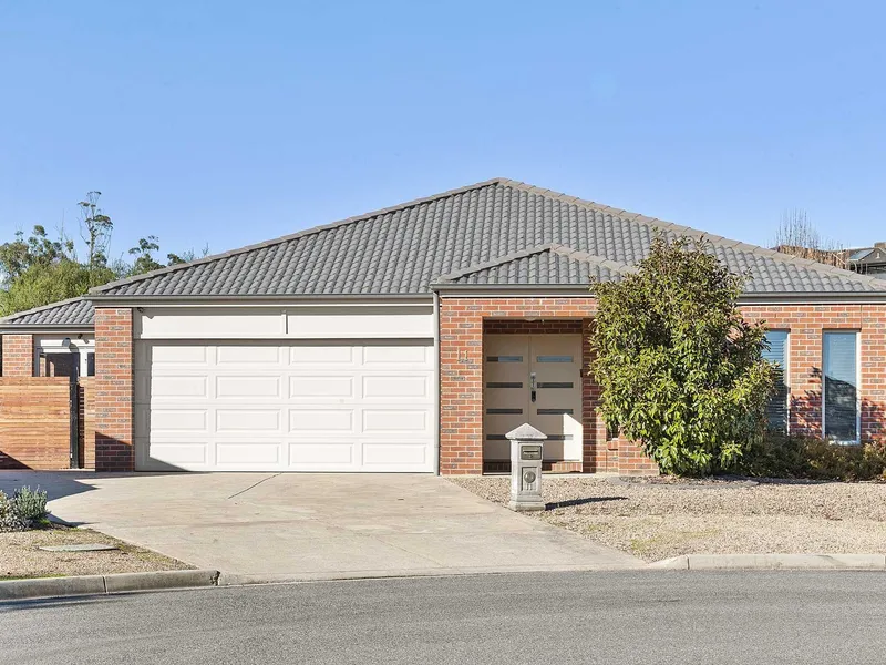 SUPERB FAMILY ENTERTAINER WITH ROOM FOR CARAVAN