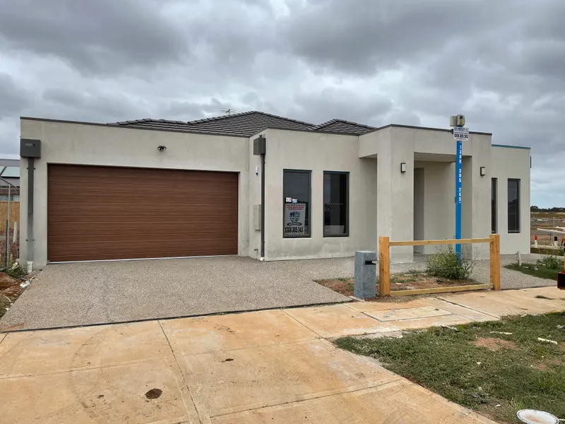 Brand new exquisite home with 2 kitchens