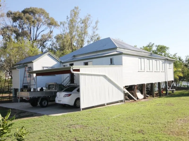 CLASSIC RESIDENCE LOCATED ON 3 ALLOTMENTS WITH A TOTAL AREA OF 2827m2 AND A WIDE  ABSOLUTE FITZROY RIVER FRONTAGE