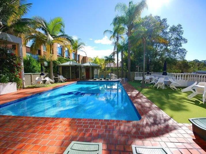 FURNISHED STUDIO APARTMENT IN POPULAR 'SHORE APARTMENTS'