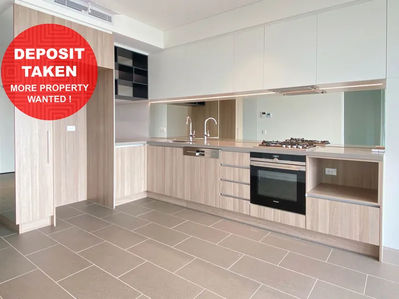 One Bedroom plus Study apartment with Fantastic Harbour Bridge and CBD Views