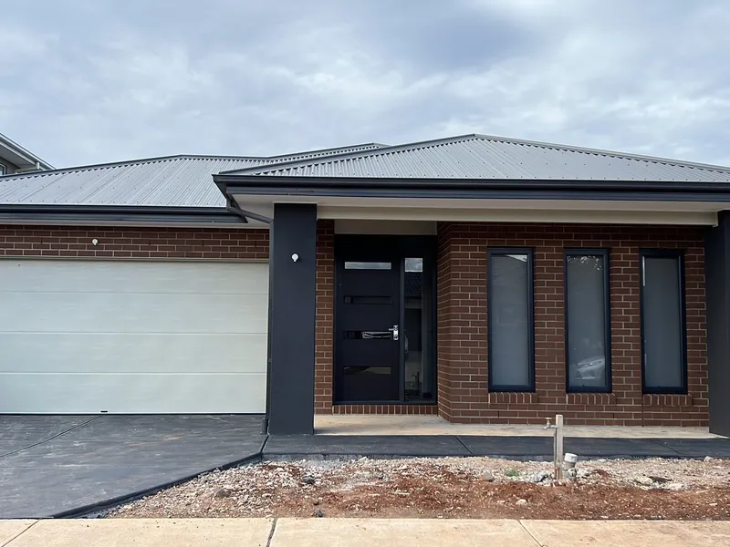 4 BEDROOMS DOUBLE LIVING BRAND NEW HOME!