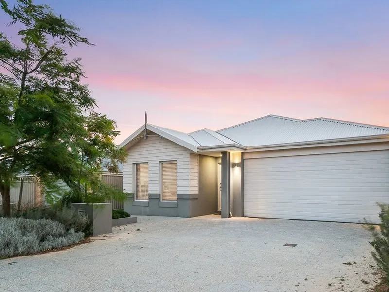 ALKIMOS BEACH - ONLY MINUTES FROM THE BEACH , LOCATED IN A WHISPER QUIET STREET