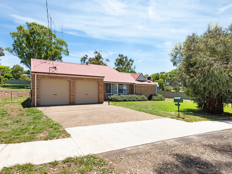 Village Lifestyle, Six Bedrooms, Large Block