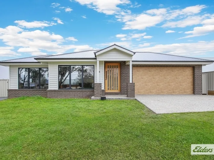Beautiful 4 Bedroom in Country Victoria!