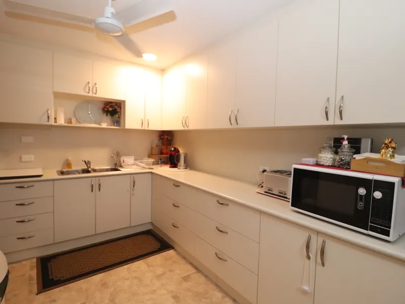 WELL MAINTAINED .... ENTERTAINERS DELIGHT