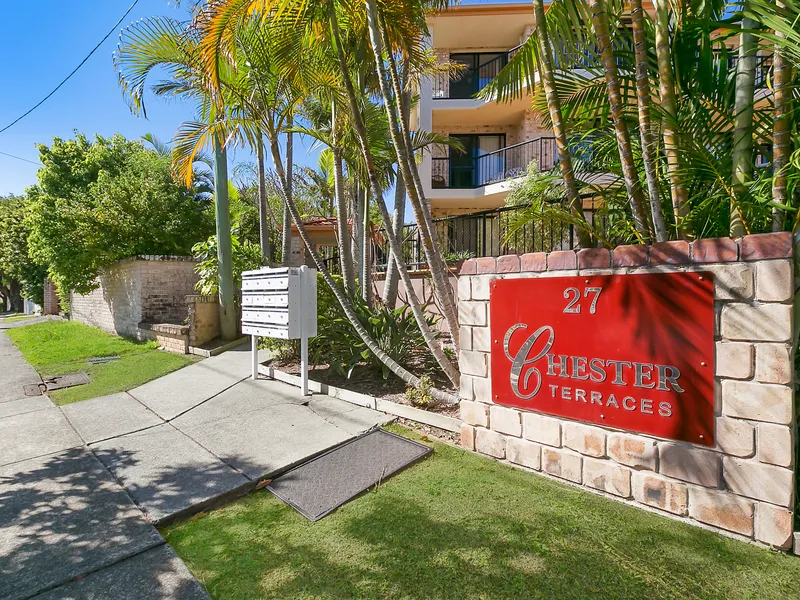 IMMACULATE APARTMENT, CONVENIENCE & VIEWS!