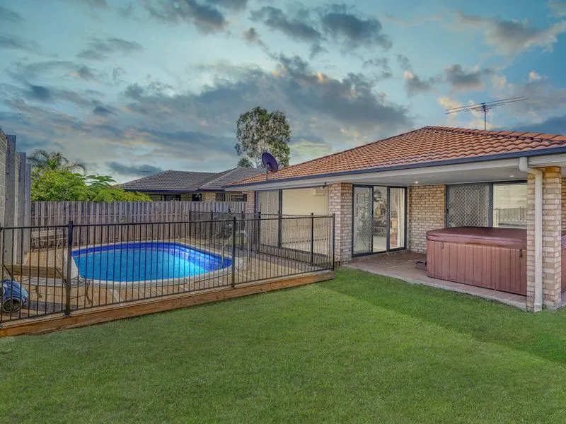 ABSOLUTELY STUNNING HOME IN STRETTON STATE COLLEGE CATCHMENT