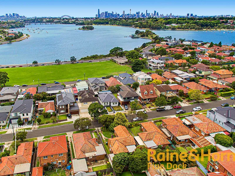 3 Bedroom Bay Side Home - Walking distance to 