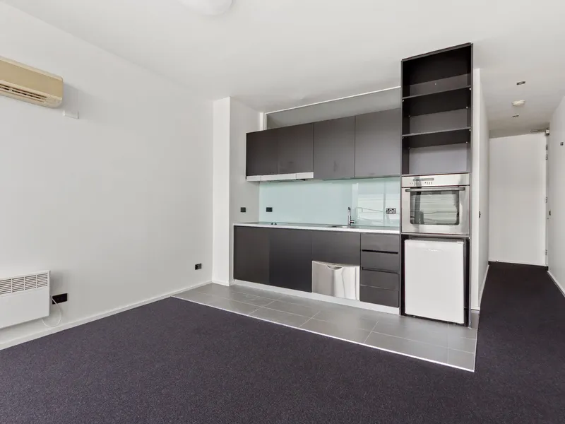 SUN FILLED APARTMENT IN CONVENIENT LOCATION | Besser+Co