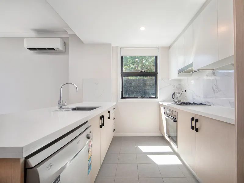 Spacious 2 Bedroom, 2 Bath, CLOSE TO shopping centre & Nepean Hospital
