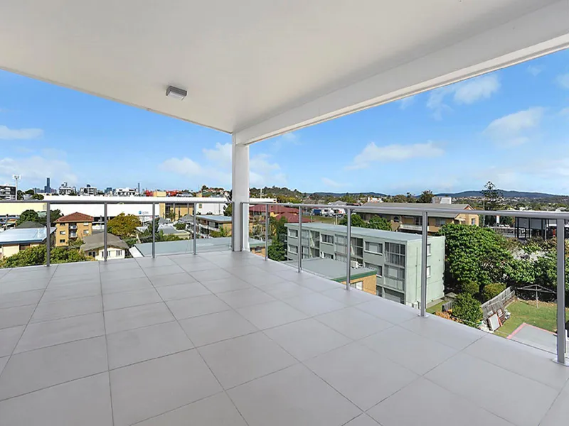 Top Floor - Massive Balcony