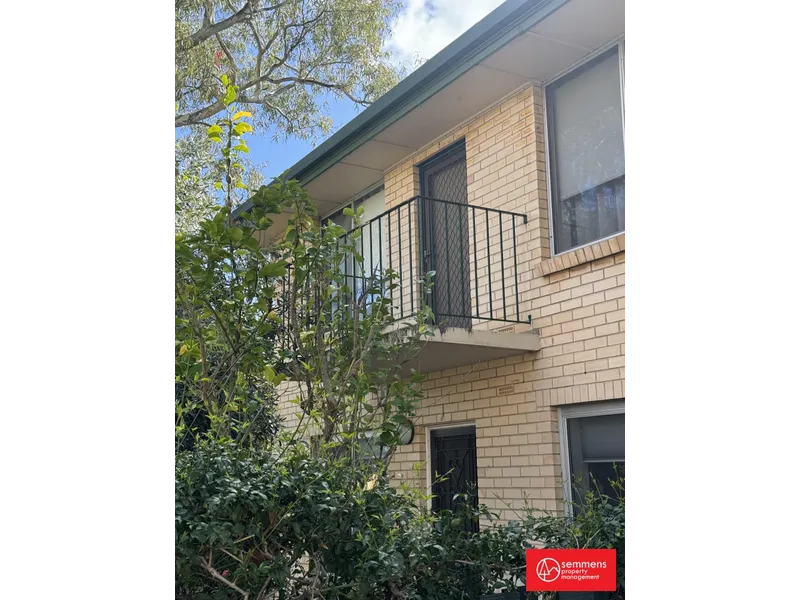 BEUTIFULLY PRESENTED UPDATED UNIT IN AN AMAZING LOCATION