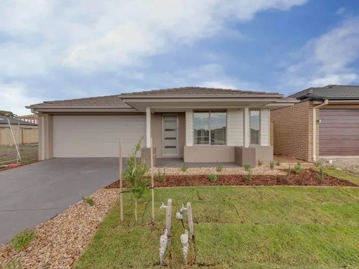 BEAUTIFUL FAMILY HOME | 4 BEDROOMS | 2 LIVING AREAS