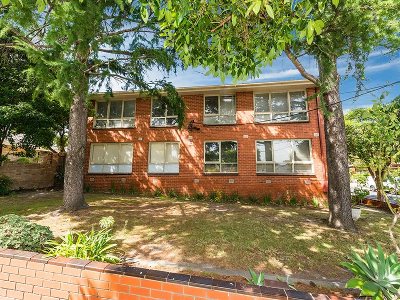 LIGHT AND BRIGHT ONE BEDROOM APARTMENT