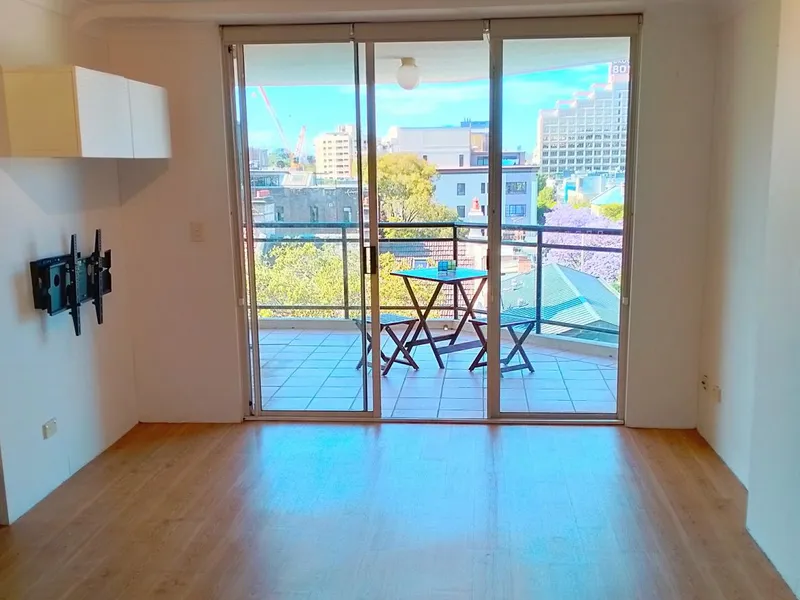 MODERN, SPACIOUS & LIGHT TWO BEDROOM APARTMENT WITH CITY VIEWS – CAR SPACE NEGOT