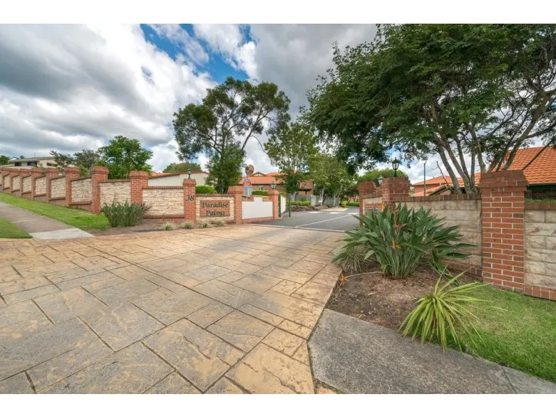 AMAZING TOWNHOUSE PERFECT POSITION , YARD ..HURRY THIS WILL GO FAST